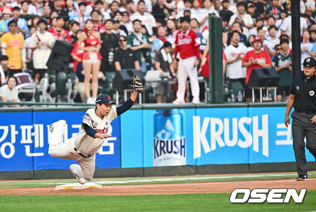 [OSEN=부산, 이석우 기자] 7일 부산 사직야구장에서 2024 신한 SOL 뱅크 KBO 리그 롯데 자이언츠와 SSG 랜더스의 경기가 열렸다. 롯데 자이언츠 손호영이 4회초 무사 2루 SSG 랜더스 정준재의 번트때 손성빈의 송구 실책으로 볼을 잡지 못하고 있다. 2024.09.07 / foto0307@osen.co.kr