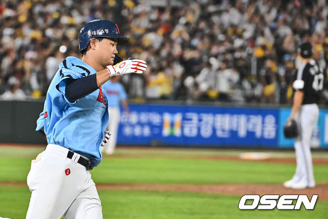 [OSEN=부산, 이석우 기자] 18일 부산 사직야구장에서 2024 신한 SOL 뱅크 KBO 리그 롯데 자이언츠와 LG 트윈스의 경기가 열렸다. 롯데 자이언츠 손호영이 8회말 좌월 동점 솔로 홈런을 치고 그라운드를 돌고 있다. 2024.09.18 / foto0307@osen.co.kr