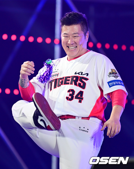 [OSEN=광주, 김성락 기자] 30일 오후 광주 서구 김대중컨벤션센터에서 프로야구 KIA 타이거즈의 한국시리즈 12번째 우승을 축하하는 V12행사가 열렸다.V12 행사에 앞서 KIA 타이거즈 선수단은 대형 오픈 버스에 올라 광주 금남로 5가부터 5·18민주광장까지 1.2㎞ 구간을 팬들의 환호 속에서 카퍼레이드도 펼쳤다.KIA 타이거즈 최형우가 이벤트 게임을 진행하고 있다. 2024.11.30 / ksl0919@osen.co.kr