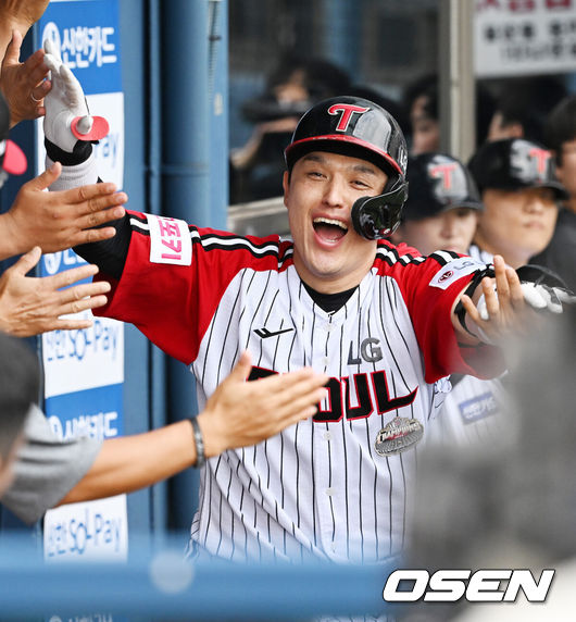 [OSEN=잠실, 민경훈 기자] 21일 서울 송파구 잠실야구장에서 ‘2024 신한 SOL Bank KBO리그’ LG트윈스와 두산 베어스의 경기가 열렸다.LG는 손주영을, 두산은 최원준을 선발로 내세웠다.2회말 1사 주자 2루 LG 박동원이 좌월 선취 투런 홈런을 때린 후 덕아웃에서 기쁨을 나누고 있다. 2024.07.21 /rumi@osen.co.kr