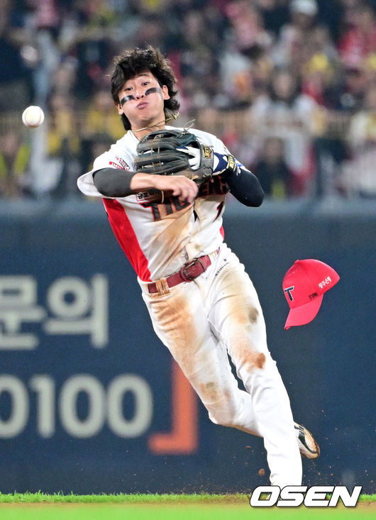 [OSEN=광주, 최규한 기자] 28일 광주 기아챔피언스필드에서 ‘2024 신한 SOL뱅크 KBO 한국시리즈’ 5차전 KIA 타이거즈와 삼성 라이온즈의 경기가 열렸다.KIA는 양현종, 삼성은 이승현를 선발 투수로 내세웠다.6회초 2사 주자없는 상황 삼성 박병호의 내야 안타 때 KIA 유격수 박찬호가 타구를 잡아 1루로 송구하고 있다. 2024.10.28 / dreamer@osen.co.kr
