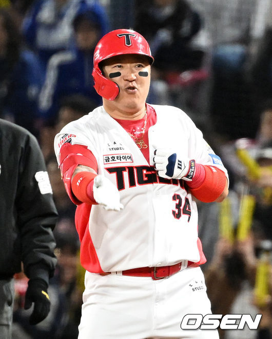 [OSEN=광주, 이대선 기자] 23일 광주 기아챔피언스필드에서 2024 신한 SOL뱅크 KBO 한국시리즈 2차전 KIA 타이거즈와 삼성 라이온즈의 경기가 열렸다.KIA는 양현종, 삼성은 황동재를 선발 투수로 내세웠다.1회말 1사 3루에서 KIA 최형우가 중전 적시타를 치고 환호하고 있다. 2024.10.23 / sunday@osen.co.kr