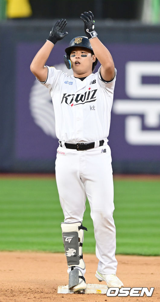 [OSEN=수원, 김성락 기자] 9일 수원KT위즈파크에서 2024 신한 SOL뱅크 KBO 포스트시즌 준플레이오프 4차전 KT 위즈와 LG 트윈스의 경기가 열렸다. 이날 KT는 엔스를, LG는 쿠에바스를 선발 투수로 내세웠다.연장 11회말  KT 선두타자 강백호의 2루타를 날린 뒤 기뻐하고 있다.  원심은 파울->비디오 판독 결과 페어. 2024.10.09 / 