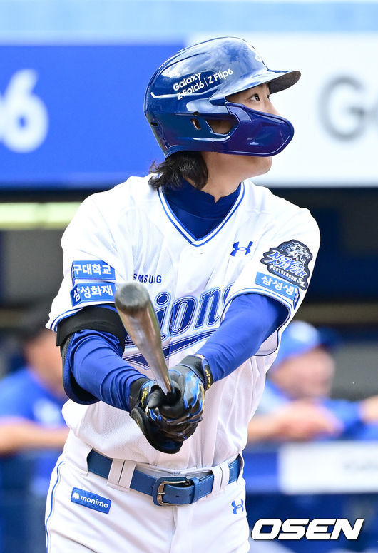 [OSEN=대구, 김성락 기자] 13일 오후 대구 삼성라이온즈파크에서 2024 신한 SOL뱅크 KBO 포스트시즌 플레이오프 1차전 삼성 라이온즈와 LG 트윈스의 경기가 열렸다. 이날 삼성은 례예스를, LG는 최원태를 선발 투수로 내세웠다.3회말 무사 1, 3루 삼성 구자욱이 3점 홈런을 날리고 있다. 2024.10.13 / ksl0919@osen.co.kr