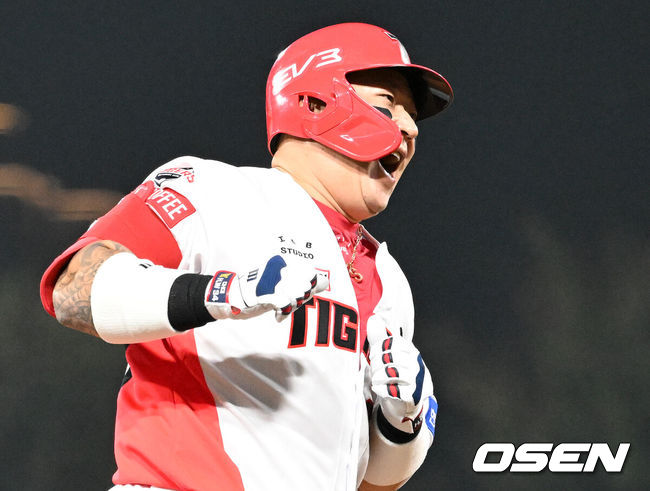 [OSEN=광주, 이대선 기자] 28일 광주 기아챔피언스필드에서 2024 신한 SOL뱅크 KBO 한국시리즈 5차전 KIA 타이거즈와 삼성 라이온즈의 경기가 열렸다.KIA는 양현종, 삼성은 이승현을 선발 투수로 내세웠다.5회말 1사에서 KIA 최형우가 우월 솔로 홈런을 치고 환호하고 있다. 2024.10.28 / sunday@osen.co.kr