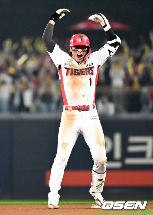 [OSEN=광주, 이대선 기자] 28일 광주 기아챔피언스필드에서 2024 신한 SOL뱅크 KBO 한국시리즈 5차전 KIA 타이거즈와 삼성 라이온즈의 경기가 열렸다.KIA는 양현종, 삼성은 이승현을 선발 투수로 내세웠다.8회말 1사 1루에서 KIA 박찬호가 좌중간 적시 2루타를 치고 환호하고 있다. 2024.10.28 / sunday@osen.co.kr