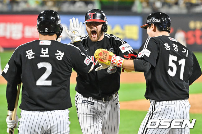 [OSEN=수원, 박준형 기자] 8일 수원KT위즈파크에서 2024 신한 SOL뱅크 KBO 포스트시즌 준플레이오프 3차전 KT 위즈와 LG 트윈스의 경기가 진행됐다.이날 KT는 벤자민을, LG는 최원태를 선발 투수로 내세웠다.5회초 1사 1,2루 LG 오스틴이 역전 3점 홈런을 날린뒤 기뻐하고 있다.  2024.10.08/ soul1014@osen.co.kr