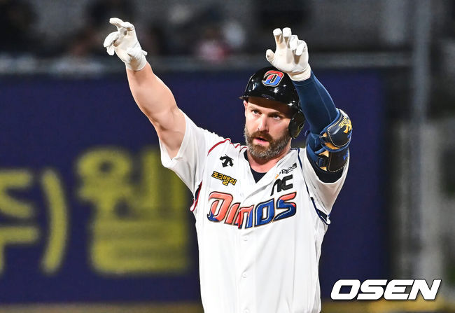 [OSEN=창원, 이석우 기자] 15일 창원NC파크에서 2024 신한 SOL 뱅크 KBO 리그 NC 다이노스와 SSG 랜더스의 경기가 열렸다. 홈팀 NC는 요키시가 홈 첫 등판을 하고 방문팀 SSG는 엘리아스가 선발 출전했다. NC 다이노스 데이비슨이 4회말 1사 2루 동점 1타점 좌익수 왼쪽 2루타를 치고 세리머니를 하고 있다. 2024.08.15 / foto0307@osen.co.kr