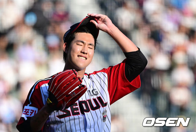 [OSEN=잠실, 지형준 기자] 16일 오후 서울 잠실야구장에서 2024 신한 SOL Bank KBO리그 LG 트윈스와 롯데 자이언츠의 경기가 열렸다.이날 LG는 이상영, 롯데는 윌커슨을 선발로 내세웠다. 4회초 1사 1,2루에서 LG 이상영이 롯데 나승엽의 유격수 땅볼에 병살에 실패하며 아쉬워하고 있다. 2024.06.16 / jpnews@osen.co.kr
