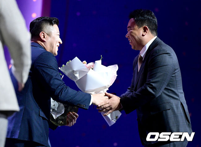 [OSEN=최규한 기자] 13일 오후 서울 삼성동 코엑스 오디토리움에서 ‘2024 신한 SOL뱅크 KBO 골든글러브’ 시상식이 열렸다.2024년 프로야구 포지션별 최고의 선수를 가리는 골든들러브 시상식은 투수, 포수, 지명타자, 1루수, 2루수, 3루수, 유격수, 및 외야수 등 총 10개 부문의 수상자를 선정한다.골든글러브 지명타자 부문을 거머쥔 KIA 최형우가 이범호 감독의 축하를 받고 있다. 2024.12.13 / dreamer@osen.co.kr
