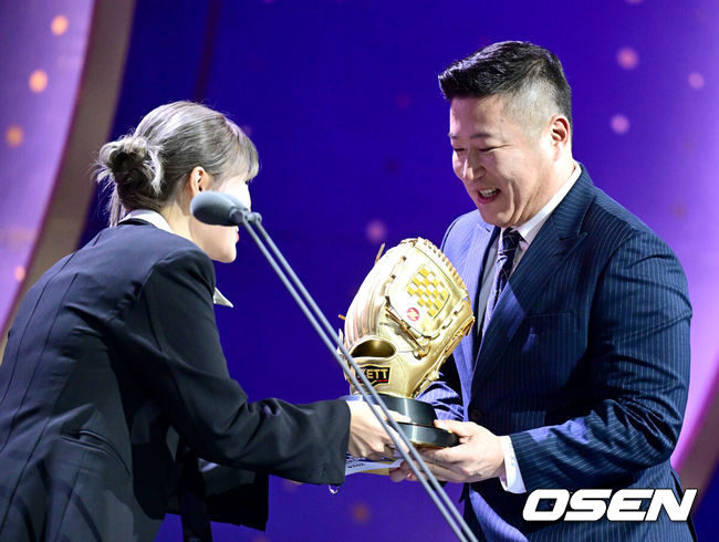 [OSEN=최규한 기자] 13일 오후 서울 삼성동 코엑스 오디토리움에서 ‘2024 신한 SOL뱅크 KBO 골든글러브’ 시상식이 열렸다.2024년 프로야구 포지션별 최고의 선수를 가리는 골든들러브 시상식은 투수, 포수, 지명타자, 1루수, 2루수, 3루수, 유격수, 및 외야수 등 총 10개 부문의 수상자를 선정한다.골든글러브 지명타자 부문을 거머쥔 KIA 최형우가 트로피를 전달받고 있다. 2024.12.13 / 