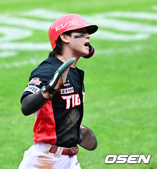 [OSEN=대구, 지형준 기자] 26일 대구삼성라이온즈파크에서 2024 신한 SOL뱅크 KBO 한국시리즈 4차전 삼성 라이온즈와 KIA 타이거즈의 경기가 열렸다.삼성은 원태인, KIA는 제임스 네일을 선발 투수로 내세웠다.1회초 1사 2,3루에서 KIA 박찬호가 나성범의 2루 땅볼에 선제 득점에 성공하며 기뻐하고 있다. 2024.10.26 / jpnews@osen.co.kr