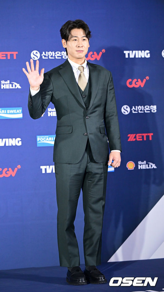 [OSEN=최규한 기자] 13일 오후 서울 삼성동 코엑스 오디토리움에서 ‘2024 신한 SOL뱅크 KBO 골든글러브’ 시상식이 열렸다.2024년 프로야구 포지션별 최고의 선수를 가리는 골든들러브 시상식은 투수, 포수, 지명타자, 1루수, 2루수, 3루수, 유격수, 및 외야수 등 총 10개 부문의 수상자를 선정한다.KIA 박찬호가 레드카펫을 밟고 있다. 2024.12.13 / dreamer@osen.co.kr