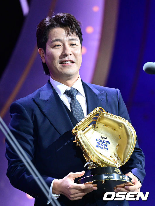 [OSEN=최규한 기자] 13일 오후 서울 삼성동 코엑스 오디토리움에서 ‘2024 신한 SOL뱅크 KBO 골든글러브’ 시상식이 열렸다.2024년 프로야구 포지션별 최고의 선수를 가리는 골든들러브 시상식은 투수, 포수, 지명타자, 1루수, 2루수, 3루수, 유격수, 및 외야수 등 총 10개 부문의 수상자를 선정한다.골든글러브 포수 부문을 거머쥔 삼성 강민호가 미소짓고 있다. 2024.12.13 / dreamer@osen.co.kr