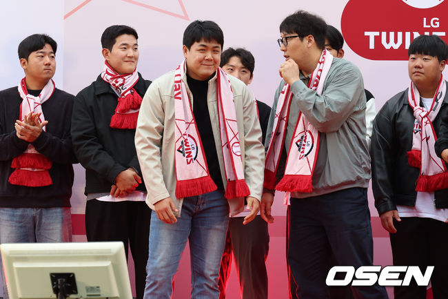 장현식이 11월 16일 잠실구장에서 열린 팬들과 함께 하는 ‘러브기빙데이’ 행사에 참석해 LG팬들에게 인사를 하고 있다. / LG 트윈스 제공 