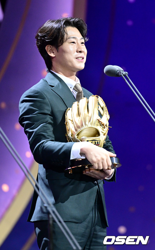 [OSEN=최규한 기자] 13일 오후 서울 삼성동 코엑스 오디토리움에서 ‘2024 신한 SOL뱅크 KBO 골든글러브’ 시상식이 열렸다.2024년 프로야구 포지션별 최고의 선수를 가리는 골든들러브 시상식은 투수, 포수, 지명타자, 1루수, 2루수, 3루수, 유격수, 및 외야수 등 총 10개 부문의 수상자를 선정한다.골든글러브 유격수 부문을 거머쥔 KIA 박찬호가 소감을 전하고 있다. 2024.12.13 / dreamer@osen.co.kr