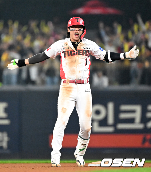 [OSEN=광주, 이대선 기자] 28일 광주 기아챔피언스필드에서 2024 신한 SOL뱅크 KBO 한국시리즈 5차전 KIA 타이거즈와 삼성 라이온즈의 경기가 열렸다.KIA는 양현종, 삼성은 이승현을 선발 투수로 내세웠다.8회말 1사 1루에서 KIA 박찬호가 좌중간 적시 2루타를 치고 환호하고 있다. 2024.10.28 / sunday@osen.co.kr