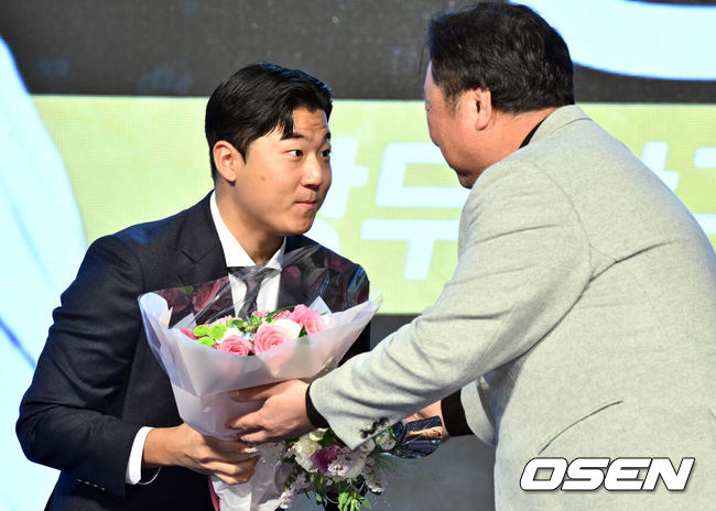 [OSEN=조은정 기자] 2024 신한 SOL뱅크 KBO 시상식이 26일 오후 서울 송파구 롯데호텔 월드 크리스탈볼룸에서 열렸다.이날 시상식에서는 퓨처스(2군)리그, KBO리그 투타 개인 부문별 1위 선수와 KBO 수비상에 대한 시상과 함께 정규시즌 최우수선수(MVP)와 신인상 주인공이 발표됐다. 퓨처스리그 남부리그 평균자책점상, 승리상을 수상한 LG 송승기가 차명석 단장에게 꽃다발을 받고 있다. 2024.11.26 /cej@osen.co.kr