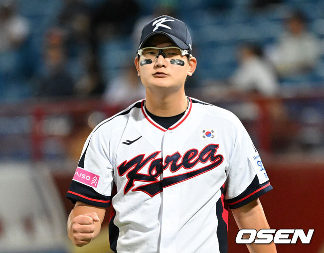 [OSEN=타이베이(대만), 이대선 기자] 7회초 1사 1루에서 한국 김서현이 도미니카공화국 누녜즈를 병살타로 처리하고 환호하고 있다. 2024.11.16 /sunday@osen.co.kr