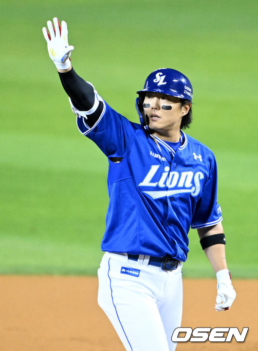 [OSEN=잠실, 이대선 기자] 17일 서울 잠실야구장에서 ‘2024 신한 SOL뱅크 KBO 포스트시즌’ 플레이오프 3차전 LG 트윈스와 삼성 라이온즈의 경기가 열렸다.LG는 임찬규, 삼성은 황동재를 3차전 선발 투수로 내세웠다.3회초 2사에서 삼성 류지혁이 좌전안타를 치고 환호하고 있다. 2024.10.17 / sunday@osen.co.kr