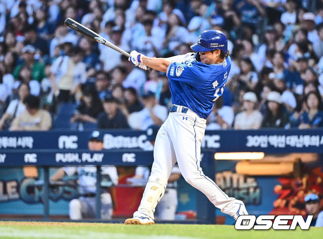[OSEN=창원, 이석우 기자] 17일 창원NC파크에서 2024 신한 SOL 뱅크 KBO 리그 NC 다이노스와 삼성 라이온즈의 경기가 열렸다. 홈팀 NC는 신민혁이 선발 출전하고 방문팀 삼성 라이온즈는 이호성이 선발 출전했다. 삼성 라이온즈 류지혁이 2회초 2사 우월 동점 솔로 홈런을 치고 있다. 2024.08.17 / foto0307@osen.co.kr