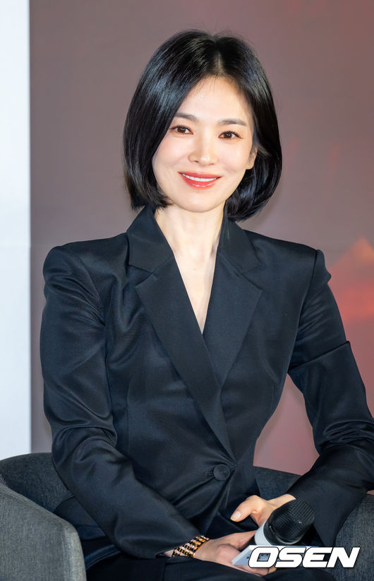 [OSEN=민경훈 기자] 16일 오전 서울 용산구 한강대로 CGV 용산아이파크몰에서 영화 '검은 수녀들' 제작보고회가 열렸다. '검은 수녀들'은 한국 오컬트의 새로운 장을 열었다는 평가를 받으며 관객들을 사로잡은 영화 '검은 사제들'의 두 번째 이야기로 강력한 악령에 사로잡힌 소년을 구하기 위해 금지된 의식에 나서는 사람들의 이야기를 그린 영화다.배우 송혜교가 미소짓고 있다. 2024.12.16 / rumi@osen.co.kr