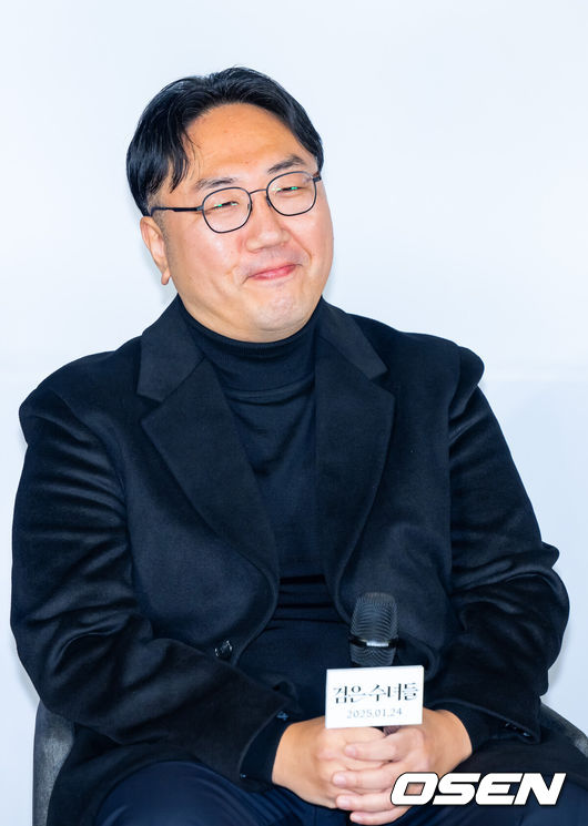 [OSEN=민경훈 기자] 16일 오전 서울 용산구 한강대로 CGV 용산아이파크몰에서 영화 '검은 수녀들' 제작보고회가 열렸다.'검은 수녀들'은 한국 오컬트의 새로운 장을 열었다는 평가를 받으며 관객들을 사로잡은 영화 '검은 사제들'의 두 번째 이야기로 강력한 악령에 사로잡힌 소년을 구하기 위해 금지된 의식에 나서는 사람들의 이야기를 그린 영화다.배우 권혁재 감독이 기자간담회에서 미소짓고 있다. 2024.12.16 / rumi@osen.co.kr