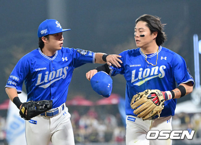 [OSEN=광주, 최규한 기자] 28일 광주 기아챔피언스필드에서 ‘2024 신한 SOL뱅크 KBO 한국시리즈’ 5차전 KIA 타이거즈와 삼성 라이온즈의 경기가 열렸다. KIA는 양현종, 삼성은 이승현를 선발 투수로 내세웠다. 2회말 2사 2, 3루 상황 KIA 김선빈의 뜬공 타구를 삼성 2루수 류지혁이 몸을 날려 잡아낸 뒤 우익수 김현준과 인사를 나누고 있다. 2024.10.28 / dreamer@osen.co.kr