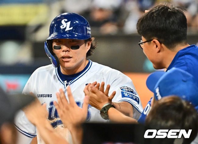 [OSEN=대구, 이석우 기자] 14일 대구삼성라이온즈파크에서 2024 신한 SOL 뱅크 KBO 리그 삼성 라이온즈와 KT 위즈의 경기가 열렸다. 홈팀 삼성은 원태인이 방문팀 KT는 쿠에바스가 선발 출전했다. 삼성 라이온즈 류지혁이 7회말 1사 김지찬의 번트와 KT 위즈 김민수 투수의 2루 송구 실책에 득점을 올리고 하이파이브를 하고 있다. 2024.08.14 / foto0307@osen.co.kr