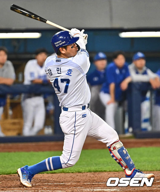 [OSEN=대구, 이석우 기자] 12일 대구 삼성라이온즈파크에서 2024 신한 SOL 뱅크 KBO 리그 삼성 라이온즈와 NC 다이노스의 경기가 열렸다. 롯데전 3연승을 쓸어 담은 삼성은 연승 분위기를 이어 갈 선발로 이승민을, 전날 권희동의 연장 10회 끝내기로 위닝 시리즈를 이룬 NC는 2승을 기록중인 카스타노를 선발로 내세웠다.삼성 라이온즈 강민호가 8회말 2사 1,2루 중견수 오른쪽에 떨어지는 1타점 적시타를 치고 있다. 강민호는 이 안타로 2000안타(19번째) 기록을 달성했다. 2024.04.12 / foto0307@osen.co.kr