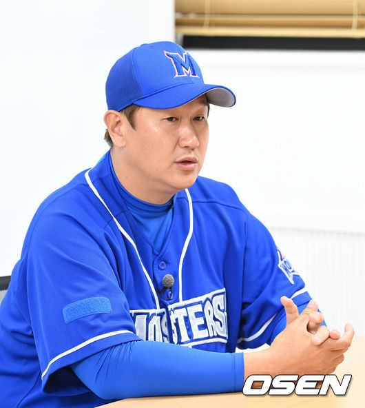 [OSEN=잠실, 조은정 기자] 20일 서울 송파구 잠실구장에서 JTBC 프로그램 ’최강야구’의 최강 몬스터즈와 두산 베어스의 경기에 앞서 인터뷰가 진행됐다.최강 몬스터즈 이대호가 인터뷰를 하고 있다. 2022.11.20 /cej@osen.co.kr