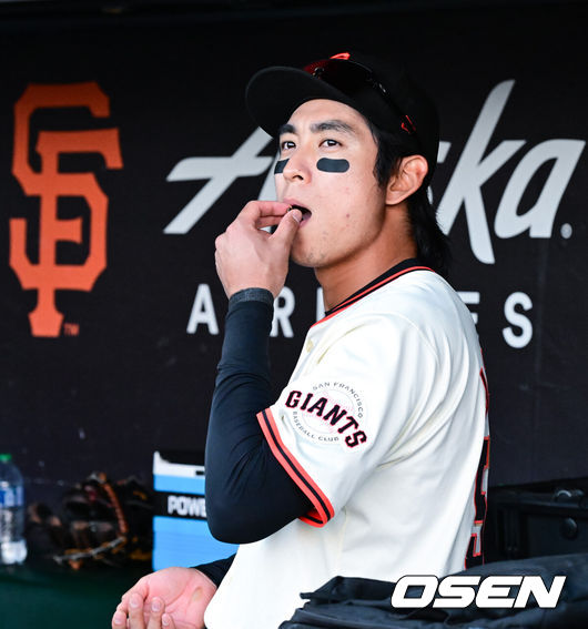 [OSEN=오라클 파크(미국 샌프란시스코), 지형준 기자] 9일(이하 한국시간) 미국 캘리포니아주 샌프란시스코 오라클 파크에서 2024 메이저리그 샌프란시스코 자이언츠와 워싱턴 내셔널스의 경기가 열렸다.올 시즌 샌프란시스코와 6년 1억1300만 달러(약 1530억원)에 계약한 이정후는 10경기 타율 2할5리(39타수 8안타) 1홈런 4타점 3득점 OPS .549를 기록중이다. 데뷔 첫 6경기에서 7안타 1홈런을 몰아쳤지만 이후 4경기에서는 1안타를 기록하는데 그쳤다. 하지만 지난 8일 경기에서 첫 타석부터 안타를 때려내며 3경기 연속 무안타에서 탈출했다. 이날 경기에서는 반등을 노린다. 경기에 앞서 이정후가 해바라기 씨를 먹고 있다. 2024.04.09 