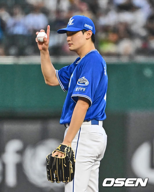 [OSEN=부산, 이석우 기자] 6일 부산 사직야구장에서 2024 신한 SOL 뱅크 KBO 리그 롯데 자이언츠와 삼성 라이온즈의 경기가 열렸다. 홈팀 롯데는 김진욱이 선발 출전하고 삼성은 육선엽이 선발 출전했다.삼성 라이온즈 선발 투수 육선엽이 사인을 보내고 있다. 2024.09.06 / foto0307@osen.co.kr