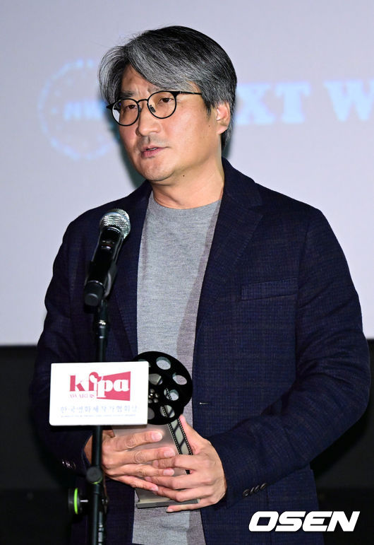 [OSEN=최규한 기자] 17일 오후 서울 동교동 인디스페이스에서 ‘제11회 한국영화제작가협회상’ 시상식이 열렸다.한국영화제작가협회상 시상은 한 해 동안 한국 영화계를 빛낸 주역들에게 감사와 격려의 뜻을 전하는 데에 있다.작품상을 수상한 영화 ‘서울의 봄’을 제작한 김원국 대표가 소감을 전하고 있다. 2024.12.17 / dreamer@osen.co.kr