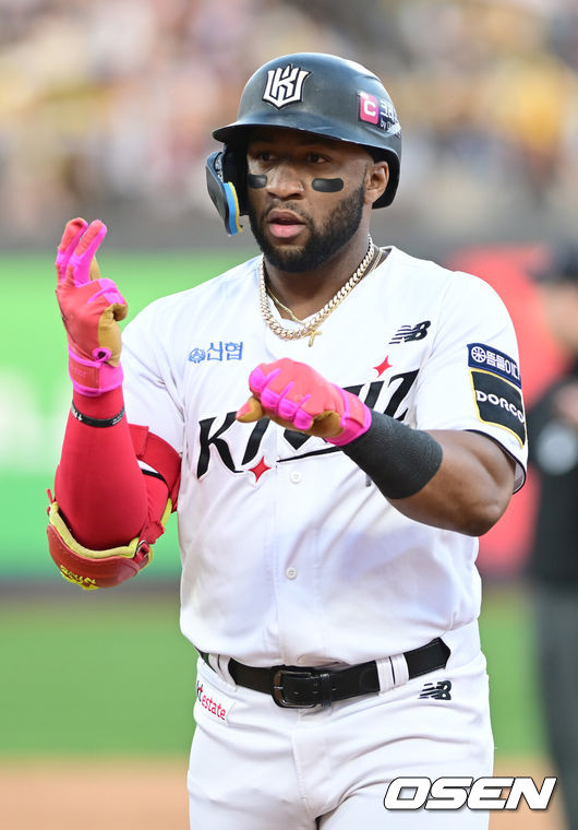 [OSEN=수원, 김성락 기자] 9일 수원KT위즈파크에서 2024 신한 SOL뱅크 KBO 포스트시즌 준플레이오프 4차전 KT 위즈와 LG 트윈스의 경기가 열렸다. 이날 KT는 엔스를, LG는 쿠에바스를 선발 투수로 내세웠다.8회말 2사 1루 KT 로하스가 안타를 날린 뒤 세리머니를 하고 있다. 2024.10.09 / 