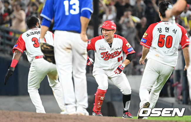 서건창이 끝내기 안타를 터트리고 동료들의 환영을 받고 있다./OSEN DB