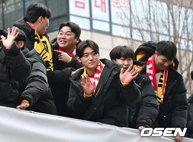 김도영이 동료들과 함께 우승퍼레이드를 하고 있다./OSEN DB