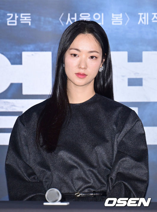 [OSEN=김성락 기자] 18일 오후 서울 용산구 한강대로 CGV 용산아이파크몰에서 영화 ‘하얼빈’의 언론시사회가 열렸다. 영화 ‘하얼빈’은 1900년대 당시 처절한 상황 속에서도 굳건한 심지로 거사를 행했던 장군 안중근의 면모, 인간 안중근의 고뇌까지 다루며 그동안 다뤄지지 않았던 이야기를 재조명할 예정이다.배우 전여빈이 생각에 잠겨 있다. 2024.12.18 / ksl0919@osen.co.kr