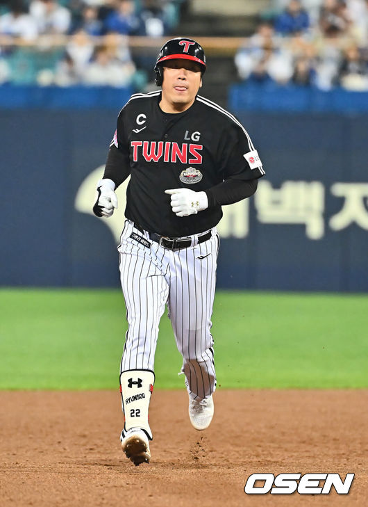[OSEN=대구, 이석우 기자] 15일 대구 삼성라이온즈파크에서 2024 신한 SOL뱅크 KBO 포스트시즌 플레이오프 삼성 라이온즈와 LG 트윈스의 2차전 경기가 열렸다. 홈팀 삼성은 원태인를 선발로, 방문팀 LG는 손주영을 선발로 투입했다.LG 트윈스 김현수가 9회초 2사 1,2루 우월 3점 홈런을 치고 그라운드를 돌고 있다. 2024.10.15 / foto0307@osen.co.kr