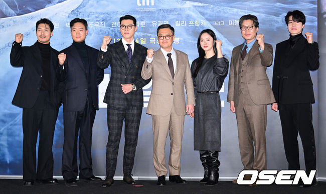 [OSEN=김성락 기자] 18일 오후 서울 용산구 한강대로 CGV 용산아이파크몰에서 영화 ‘하얼빈’의 언론시사회가 열렸다. 영화 ‘하얼빈’은 1900년대 당시 처절한 상황 속에서도 굳건한 심지로 거사를 행했던 장군 안중근의 면모, 인간 안중근의 고뇌까지 다루며 그동안 다뤄지지 않았던 이야기를 재조명할 예정이다.배우 박훈, 조우진, 현빈, 우민호 감독, 전여빈, 유재명, 이동욱이 포즈를 취하고 있다. 2024.12.18 / ksl0919@osen.co.kr