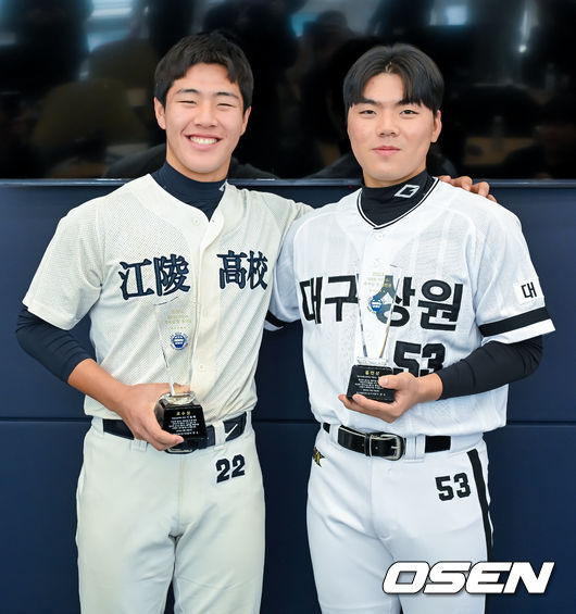 [OSEN=지형준 기자] 19일 오후 서울 도곡동 KBO(한국야구위원회)에서 제 8회 이만수 포수상 및 홈런상 시상식을 열렸다.올해로 8회째를 맞는 이만수 포수상 및 홈런상은 매년 고교 포수들 중 최고 선수와 가장 많은 홈런을 기록한 선수를 뽑아 시상한다.포수상을 수상한 강릉고 이율예, 홈런상을 수상한 대구상원고 함수호가 기념촬영을 하고 있다. 2024.12.19 / jpnews@osen.co.kr