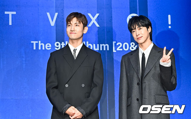 [OSEN=박준형 기자]  26일 오후 서울 여의도 콘랜드 호텔에서 동방신기 정규 9집 ‘20&2’ 기자간담회가 진행됐다.타이틀 곡 '레벨(Rebel)'은 강렬한 드럼 비트와 무게감 넘치는 신스 베이스가 폭발적인 에너지를 만들어내는 댄스 곡이다.동방신기 최강창민과 유노윤호가 포즈를 취핟고 있다. 2023.12.26 / soul1014@osen.co.kr