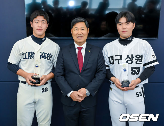 [OSEN=지형준 기자] 19일 오후 서울 도곡동 KBO(한국야구위원회)에서 제 8회 이만수 포수상 및 홈런상 시상식을 열렸다.올해로 8회째를 맞는 이만수 포수상 및 홈런상은 매년 고교 포수들 중 최고 선수와 가장 많은 홈런을 기록한 선수를 뽑아 시상한다.이만수 헐크파운데이션 이사장이 포수상을 수상한 강릉고 이율예, 홈런상을 수상한 대구상원고 함수호와 함께 기념촬영을 하고 있다. 2024.12.19 / jpnews@osen.co.kr