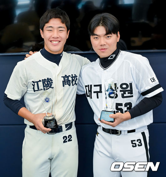 [OSEN=지형준 기자] 19일 오후 서울 도곡동 KBO(한국야구위원회)에서 제 8회 이만수 포수상 및 홈런상 시상식을 열렸다.올해로 8회째를 맞는 이만수 포수상 및 홈런상은 매년 고교 포수들 중 최고 선수와 가장 많은 홈런을 기록한 선수를 뽑아 시상한다.포수상을 수상한 강릉고 이율예, 홈런상을 수상한 대구상원고 함수호가 기념촬영을 하고 있다. 2024.12.19 / jpnews@osen.co.kr