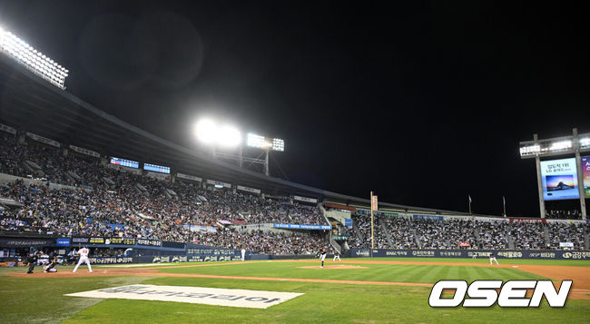 [OSEN=잠실, 이대선 기자] 2일 오후 서울 잠실야구장에서 2024 신한 SOL뱅크 KBO 포스트시즌 와일드카드 결정 1차전 두산 베어스와 KT 위즈의 경기가 열렸다.경기장을 가득 메운 팬들이 열띤 응원을 펼치고 있다. 2024.10.02 /sunday@osen.co.kr