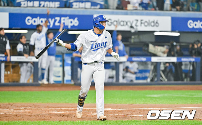 [OSEN=대구, 박준형 기자] 15일 대구 삼성라이온즈파크에서 2024 신한 SOL뱅크 KBO 포스트시즌 플레이오프 삼성 라이온즈와 LG 트윈스의 2차전 경기가 진행됐다홈팀 삼성은 원태인을 선발로, 방문팀 LG는 손주영을 선발로 내세웠다.2회말 2사 삼성 김영웅이 역전 솔로홈런을 날리고 있다. 2024.10.15 / soul1014@osen.co.kr