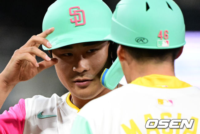 [OSEN=펫코파크(샌디에이고 미국 캘리포니아주), 지형준 기자] 샌프란시스코 자이언츠 이정후(26)가 한국인 타자 중 최초로 데뷔 첫 2경기에서 모두 타점을 기록했다.이정후는 30일(한국시간) 미국 캘리포니아주 샌디에이고 펫코 파크에서 열린 2024시즌 메이저리그 샌디에이고 파드리스와의 경기에 1번 중견수로 선발출전해 5타수 2안타 1타점을 기록했다.샌프란시스코는 이정후의 활약에 힘입어 8-3으로 승리해 시즌 첫 승리를 거뒀다. 4회말 1사에서 샌디에이고 김하성이 좌전 안타를 날리며 기뻐하고 있다. 2024.03.30 /