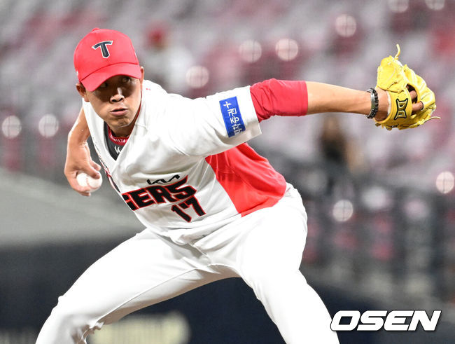 [OSEN=광주, 이대선 기자] 7일 오후 광주-KIA챔피언스필드에서 ‘2024 신한 SOL Bank KBO리그’ KIA 타이거즈와 KT 위즈의 경기가 열렸다.KIA는 외국인투수 제임스 네일, KT는 엄상백을 선발로 내세웠다.5회초 무사에서 KIA 임기영이 역투하고 있다. 2024.08.07 /sunday@osen.co.kr