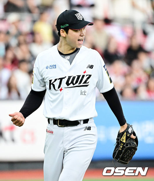 [OSEN=수원, 지형준 기자] 1일 오후 수원KT위즈파크에서 2024 신한 SOL뱅크 KBO리그 KT 위즈와 SSG 랜더스의 5위 결정전이 열렸다.KT는 엄상백, SSG는 로에니스 엘리아스를 선발로 내세웠다.2회초 2사 1,3루에서 KT 엄상백이 SSG 오태곤을 유격수 땅볼로 처리하며 기뻐하고 있다. 2024.10.01 / jpnews@osen.co.kr