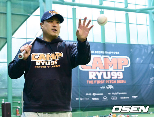 [OSEN=서산, 김성락 기자] 21일 오전 충남 서산 한화이글스 2군 훈련장에서 2024 류현진재단 유소년 야구캠프 'CAMP RYU99 with 뉴케어' 행사가 열렸다. 'CAMP RYU99 with 뉴케어' 행사는 중학교 진학을 앞둔 아이들이 야구선수라는 꿈을 키우고 자신감을 얻을 수 있는 장을 마련하여 미래훌륭한 선수로 성장할 수 있도록 동기부여를 불어넣을 예정이다.한화 류현진이 펑고를 하고 있다. 2024.12.21 / ksl0919@osen.co.kr